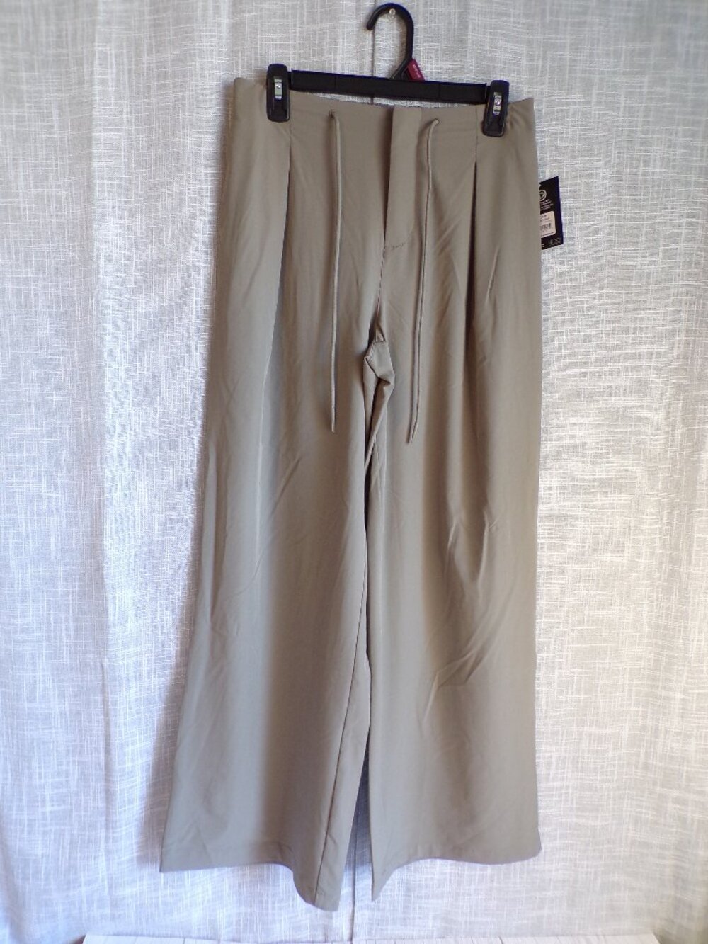 NWT Avia Women's FeatherStretch Pleated Trousers in Grey Fog